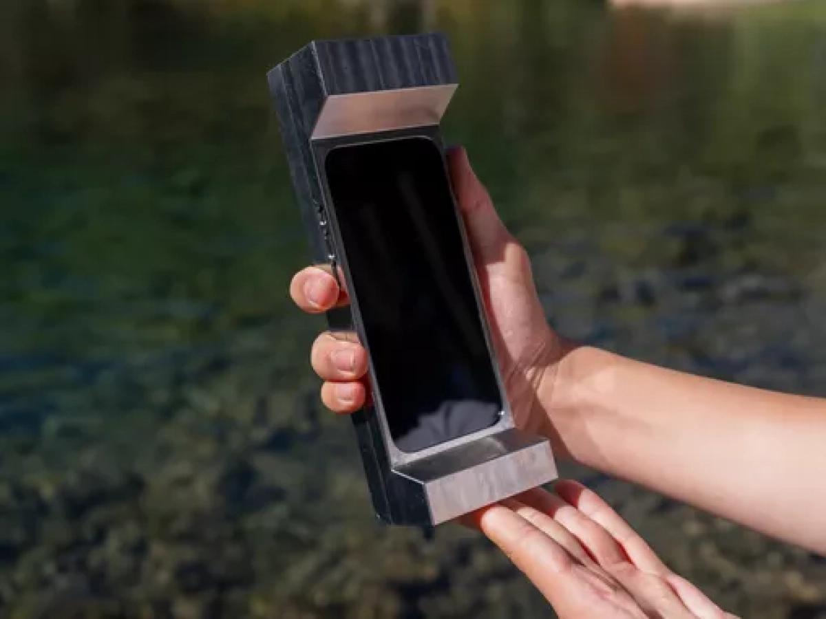 La cover in acciaio per iPhone che pesa tre chili: l'ultima frontiera per combattere la dipendenza da smarthone