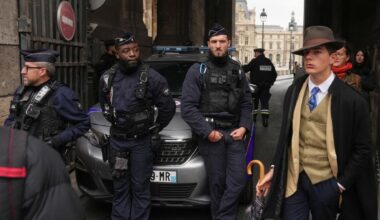 Il mistero dell'uomo con il cappello davanti al Louvre subito dopo il furto: chi è? Detective, turista o semplice passante?