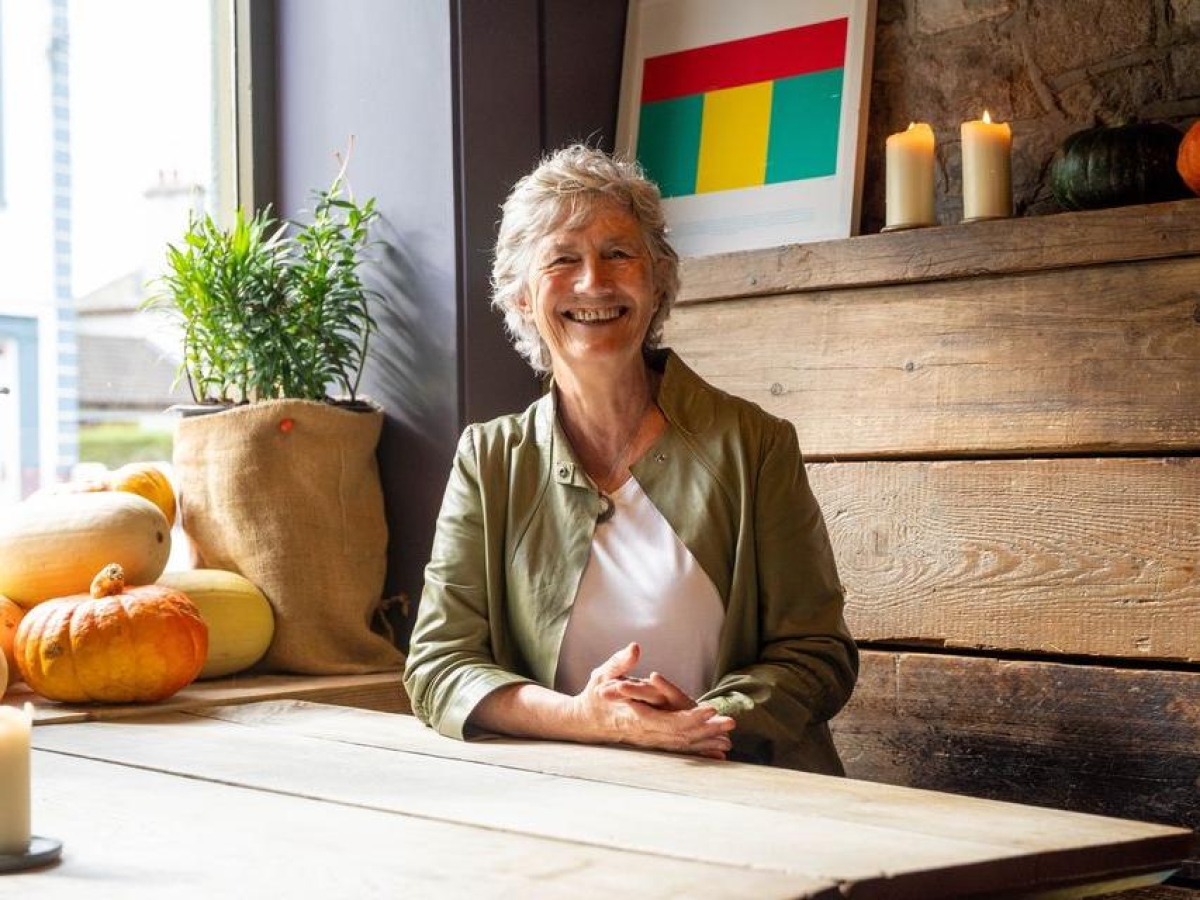 Catherine Connolly, indipendente di sinistra stravince le elezioni in Irlanda. Il pacifismo (anti Nato) e le parole su Hamas