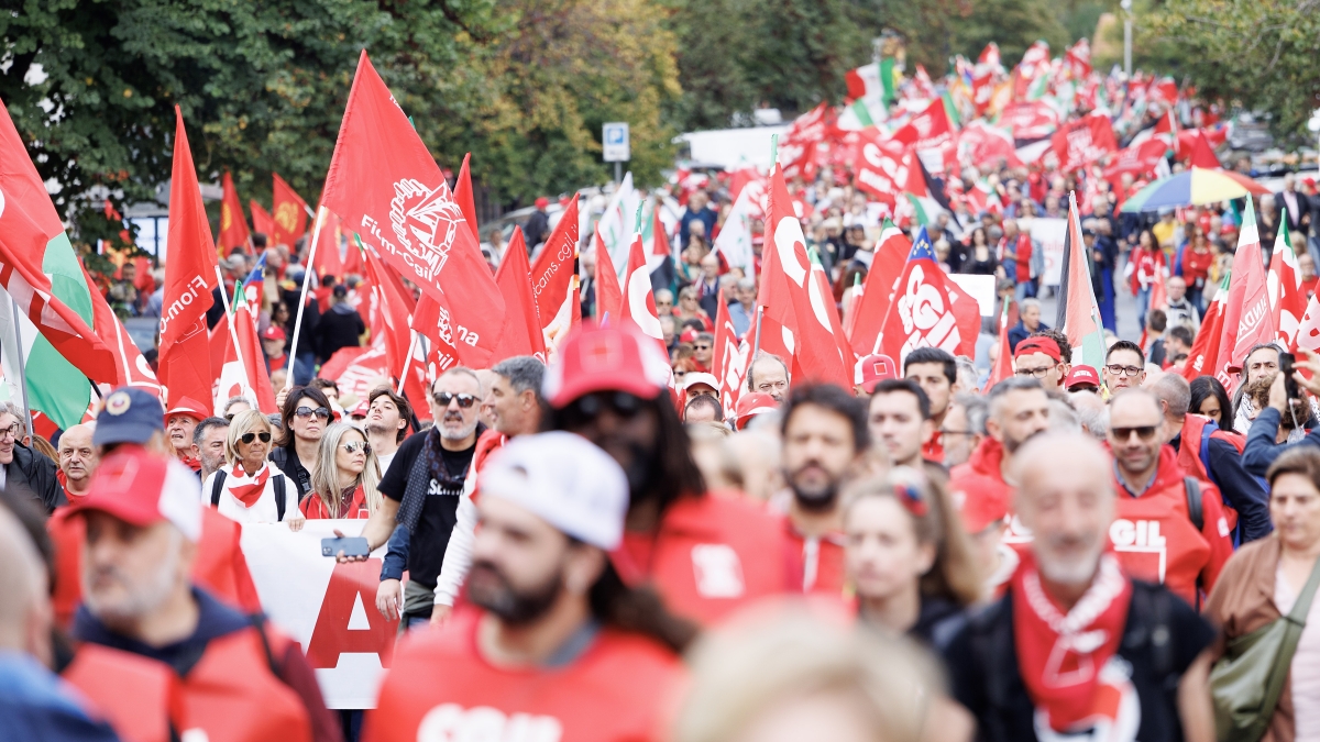 A Roma la piazza Cgil contro la Manovra. Landini: «Pronti allo sciopero, non ci fermeremo»