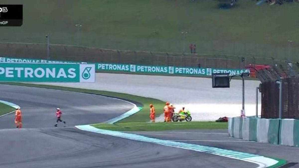 Incidente in Moto 3 a Sepang: Rueda investe Dettwiler, il pilota svizzero è grave