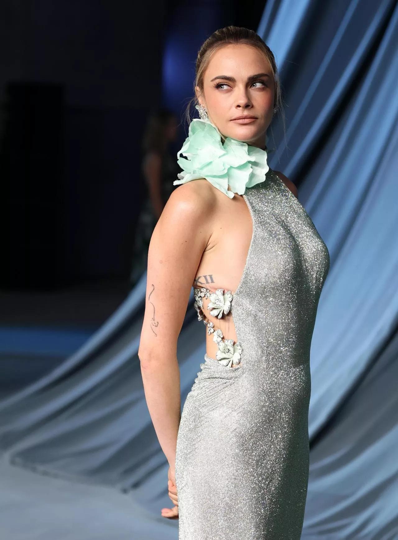 Cara Delevingne, l'abito da red carpet si strappa: lo cuce lo stylist dietro le quinte