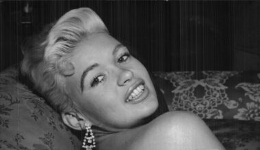 Bionda, sex symbol, le foto su Playboy: chi era Jayne Mansfield, «la Marilyn Monroe king-size»
