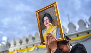 La Thailandia piange Sirikit, regina icona del glamour e del jet set anni '60. A 93 anni era la decana delle sovrane globali