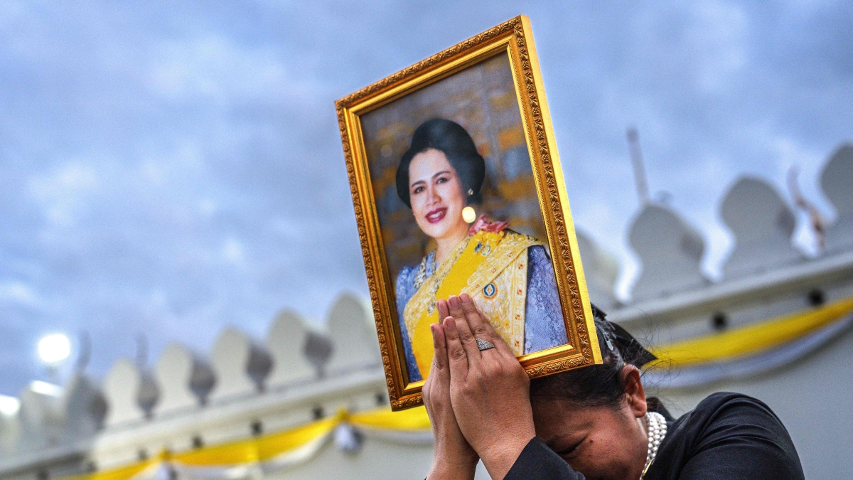 La Thailandia piange Sirikit, regina icona del glamour e del jet set anni '60. A 93 anni era la decana delle sovrane globali