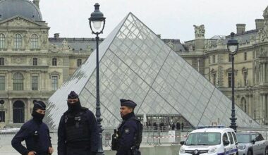 Louvre, i due ladri arrestati stavano per scappare in Africa. La polizia: «Fuga di notizie, ora più difficile recuperare i gioielli»