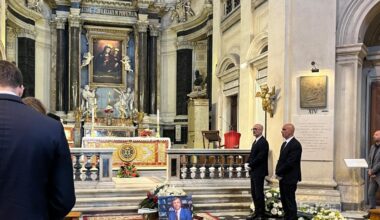 Ghigliani: i funerali dell'ad di La7 a Roma. Folla di amici e colleghi nella chiesa degli Artisti. Cairo: «Un grande leader, che voleva bene a tutti. Grazie Marco»