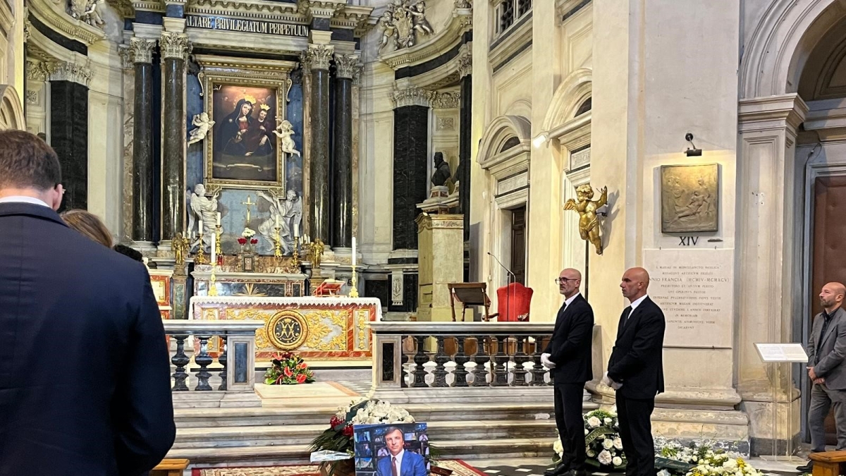 Ghigliani: i funerali dell'ad di La7 a Roma. Folla di amici e colleghi nella chiesa degli Artisti. Cairo: «Un grande leader, che voleva bene a tutti. Grazie Marco»