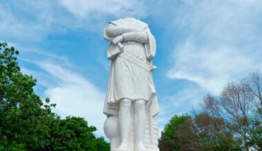 Abbattere le statue: chi sta cercando di riscrivere la storia?