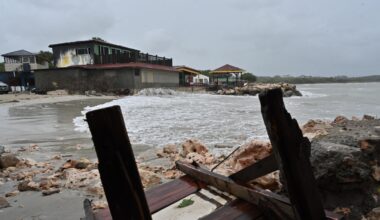 Giamaica, l'uragano Melissa sta per raggiungere la costa caraibica: attesi venti a 300 km/h, già sette vittime