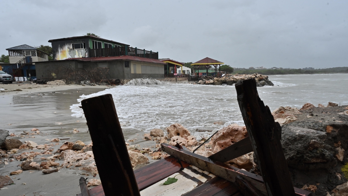Giamaica, l'uragano Melissa sta per raggiungere la costa caraibica: attesi venti a 300 km/h, già sette vittime