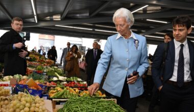 Lagarde visita (a sorpresa) il mercato di Sant’Ambrogio a Firenze: «Dobbiamo assicurarci che i prezzi del cibo calino»