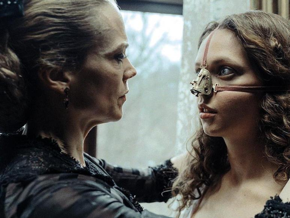 Arriva la Cenerentola horror: il film sulla sorellastra maniaca degli interventi estetici. La regista: dimenticate il cartoon, mi ispiro ai Grimm