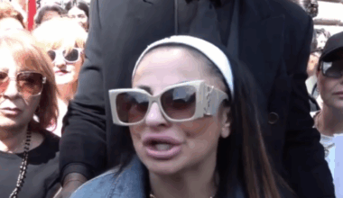 Da Roccaraso a Belve, chi è Rita De Crescenzo: il figlio affidato ai servizi sociali, il video virale su TikTok e la politica. «Guadagno 12.000 euro al mese»