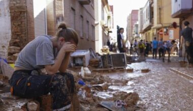 Oggi la Spagna si ferma per i 229 morti di Valencia: le rabbia contro i reali e le accuse al governatore «negligente e incompetente»