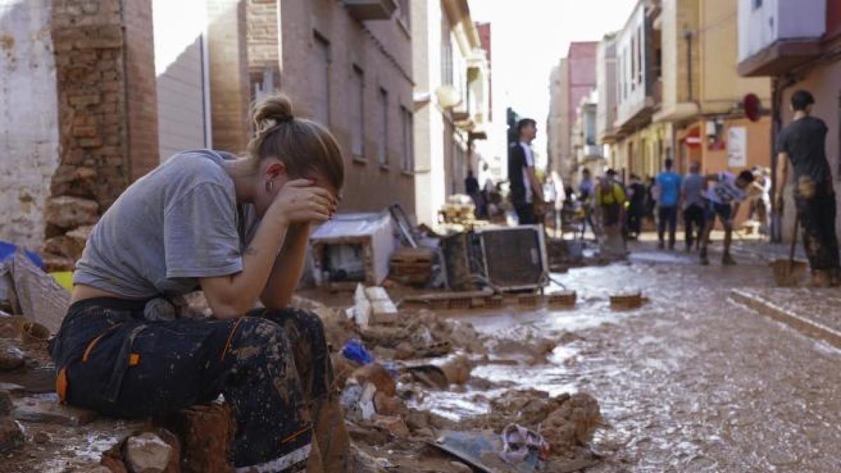 Oggi la Spagna si ferma per i 229 morti di Valencia: le rabbia contro i reali e le accuse al governatore «negligente e incompetente»