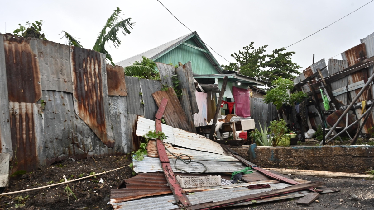Uragano Melissa, le ultime notizie | Dopo la Giamaica, raggiunta Cuba: 700mila evacuati. La tempesta declassata alla categoria 3