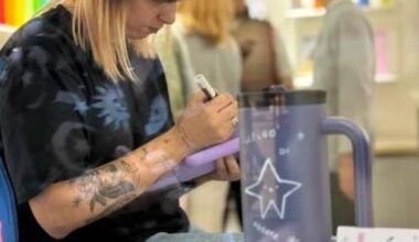 24Lab Live: gli artisti personalizzano le borracce. A Roma, l'arte di Martina Rifici in via Frattina