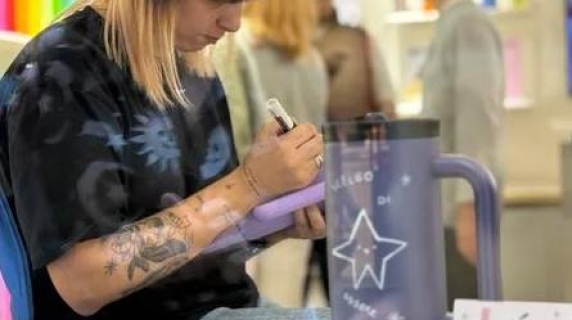 24Lab Live: gli artisti personalizzano le borracce. A Roma, l'arte di Martina Rifici in via Frattina