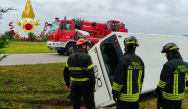 Incidente a Piavon di Oderzo, autobus di studenti si scontra con un'auto: morto il conducente, undici ragazzi feriti