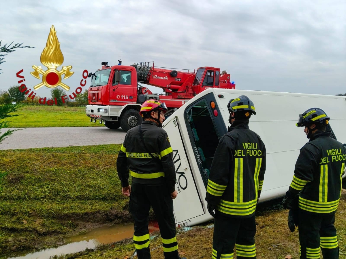 Incidente a Piavon di Oderzo, autobus di studenti si scontra con un'auto: morto il conducente, undici ragazzi feriti