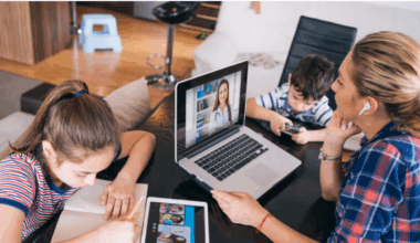 Stati Uniti, l’ora della She-cession: le donne lasciano in massa il lavoro (pagato) per risparmiare sui costi della cura dei figli