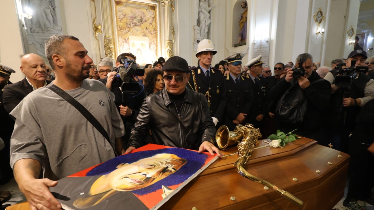 James Senese, i funerali a Miano. Il lungo applauso e chi c'era: da Bennato a Nino D'Angelo, l'abbraccio degli amici musicisti e le lacrime del suo quartiere
