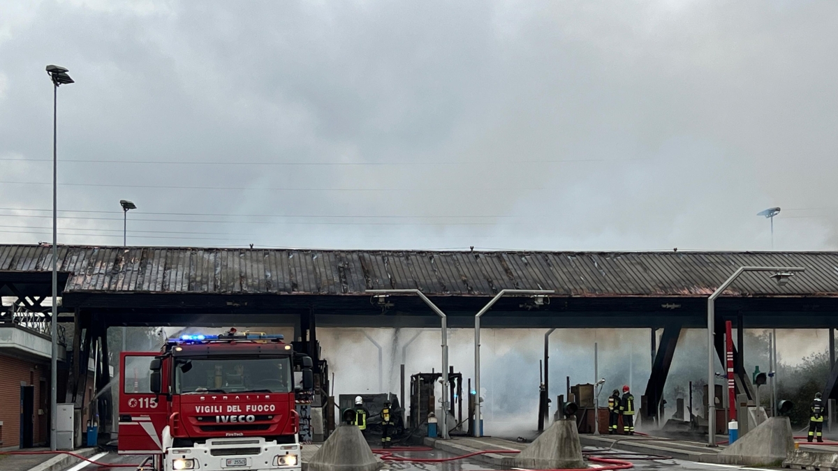 Incendio al casello di Brescia sud, A21 bloccata. Le fiamme partite da un camion carico di gomme