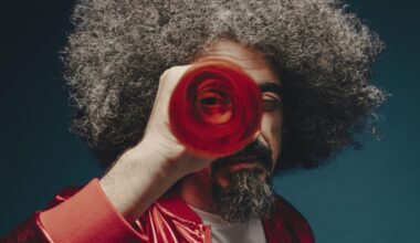 Caparezza: «Dopo l'acufene ho perso l'udito e ora uso apparecchi acustici. Ma i pensieri macabri sono il passato»