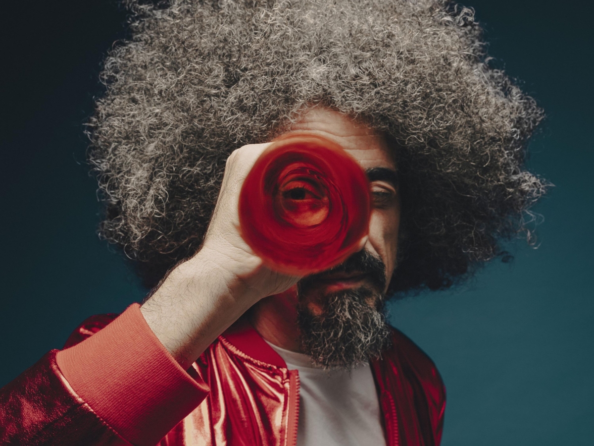 Caparezza: «Dopo l'acufene ho perso l'udito e ora uso apparecchi acustici. Ma i pensieri macabri sono il passato»