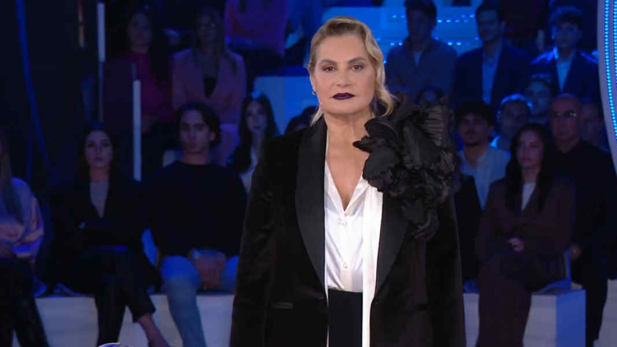 Grande Fratello, le pagelle: Bruganelli, a che serve un'opinionista? (4), Donatella dorme sul divano per «rispetto» (6-)