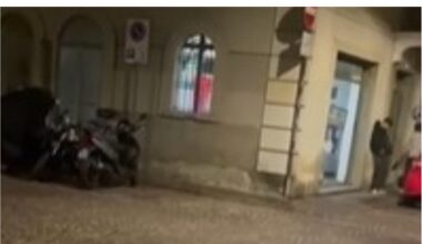 Parma, cori fascisti nella sede di Fratelli d'Italia: «Camicia nera trionferà». Il Pd: «Ora Meloni condanni l'episodio»