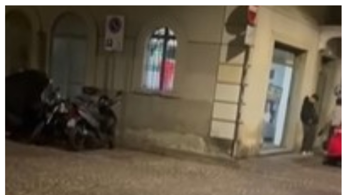 Parma, cori fascisti nella sede di Fratelli d'Italia: «Camicia nera trionferà». Il Pd: «Ora Meloni condanni l'episodio»