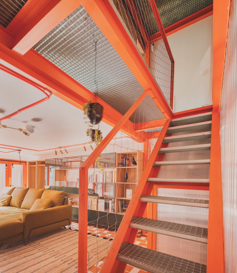 dos mamas, dos gemelas y hasta una coneja viven en esta bonita casa naranja y verde rehabilitada en el barrio de fuencarral