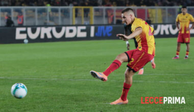 Il Lecce gioca bene ma sbaglia un rigore con Camarda, i tre punti se li prende il Napoli