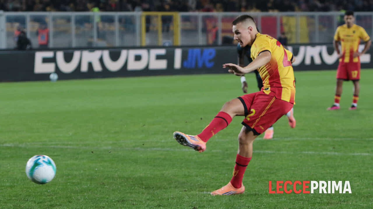 Il Lecce gioca bene ma sbaglia un rigore con Camarda, i tre punti se li prende il Napoli