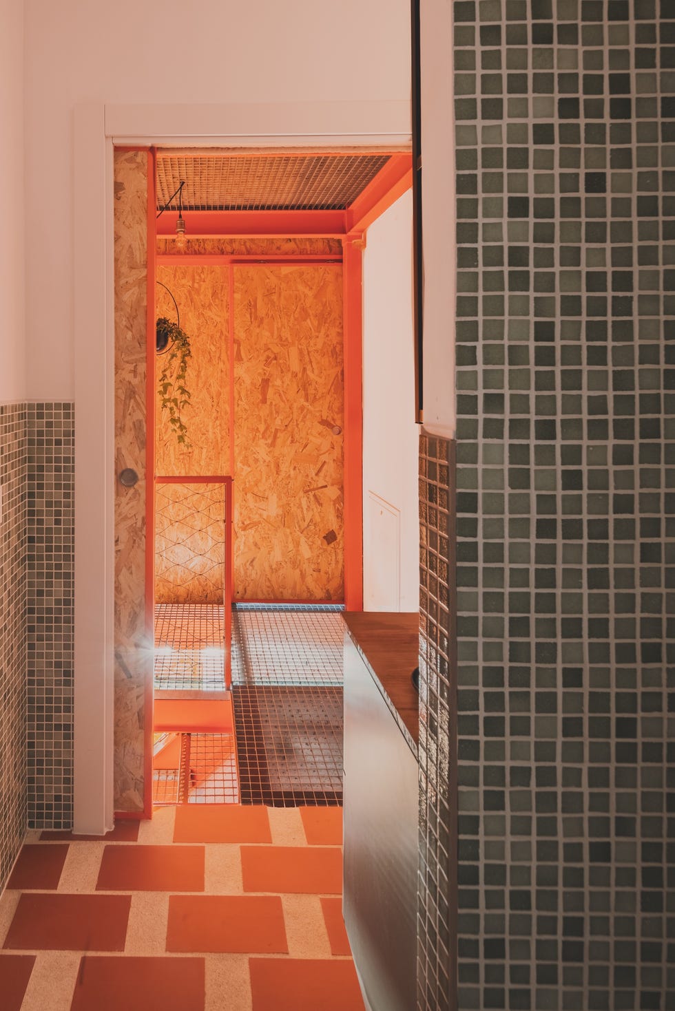 dos mamas, dos gemelas y hasta una coneja viven en esta bonita casa naranja y verde rehabilitada en el barrio de fuencarral