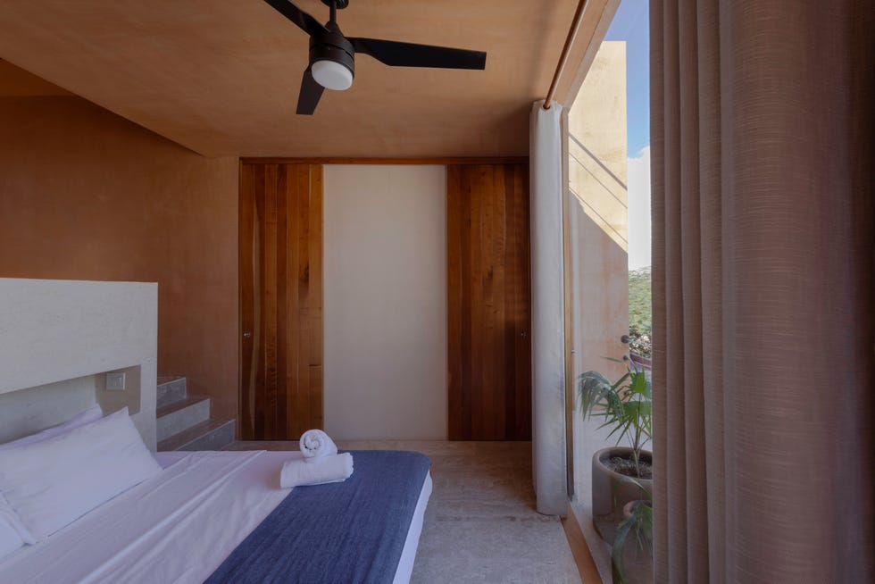 casa de yucatan recibe con jardin, dos alturas y dos piscinas, una en un patio y otra en la azotea