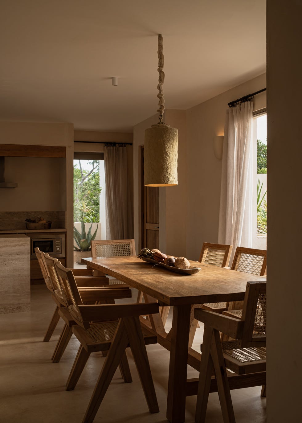 complejo residencial que se disuelve en la selva con terrazas escalonadas, muros de chukum y la estetica de la ruina reinterpretada