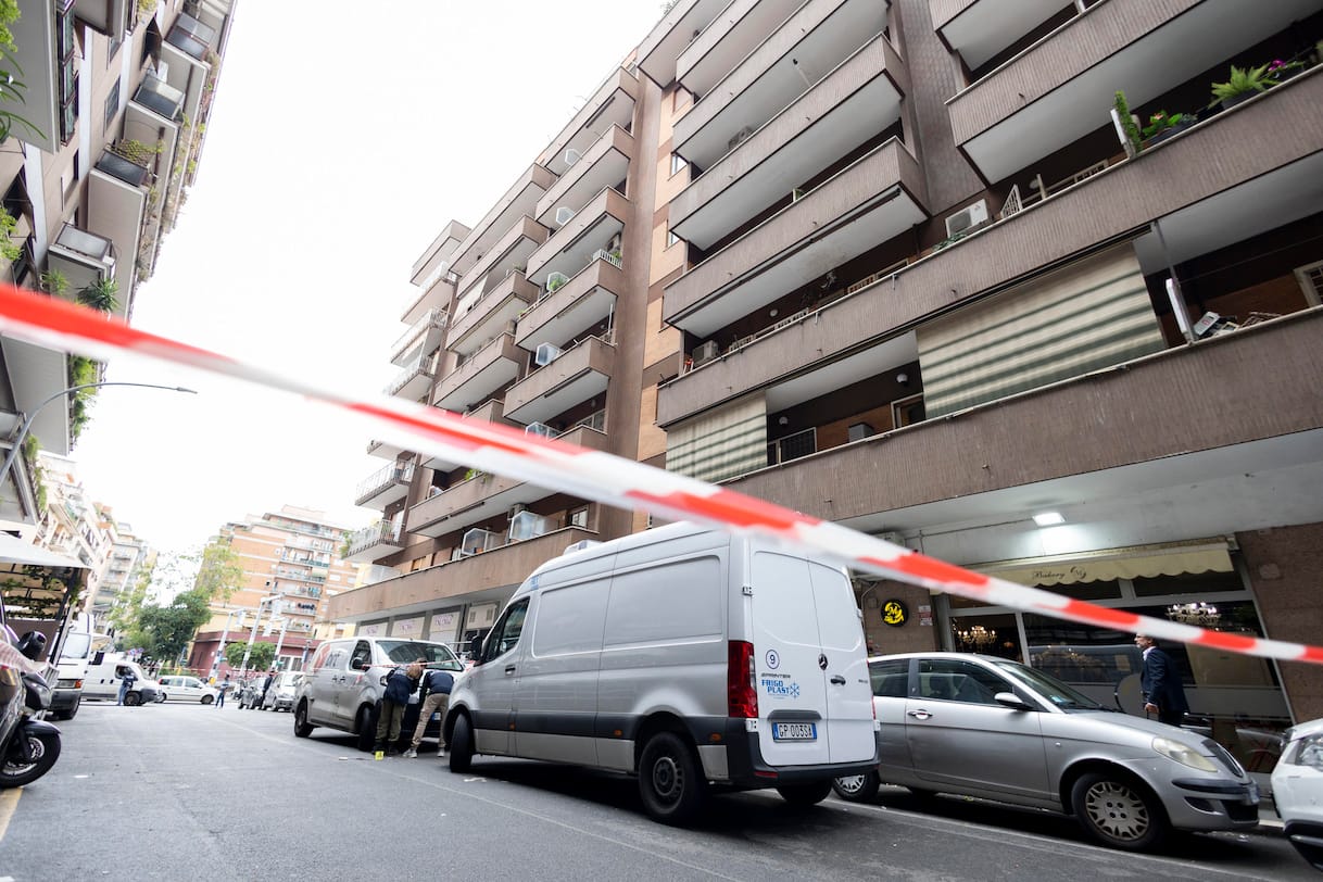 Si sporge per salutare la sorellina, bambino cade da finestra a Roma: è grave