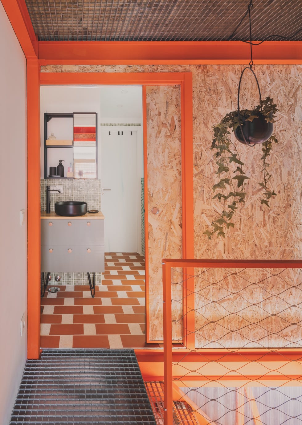 dos mamas, dos gemelas y hasta una coneja viven en esta bonita casa naranja y verde rehabilitada en el barrio de fuencarral