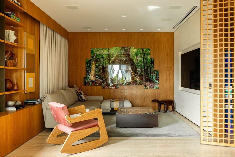 paneles pivotantes de madera definen los espacios de esta casa que ha mantenido algunos de sus elementos originales y tiene un balcon precioso