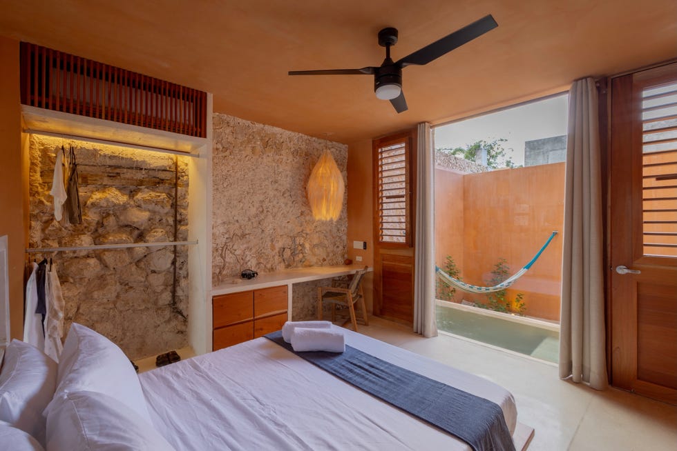 casa de yucatan recibe con jardin, dos alturas y dos piscinas, una en un patio y otra en la azotea