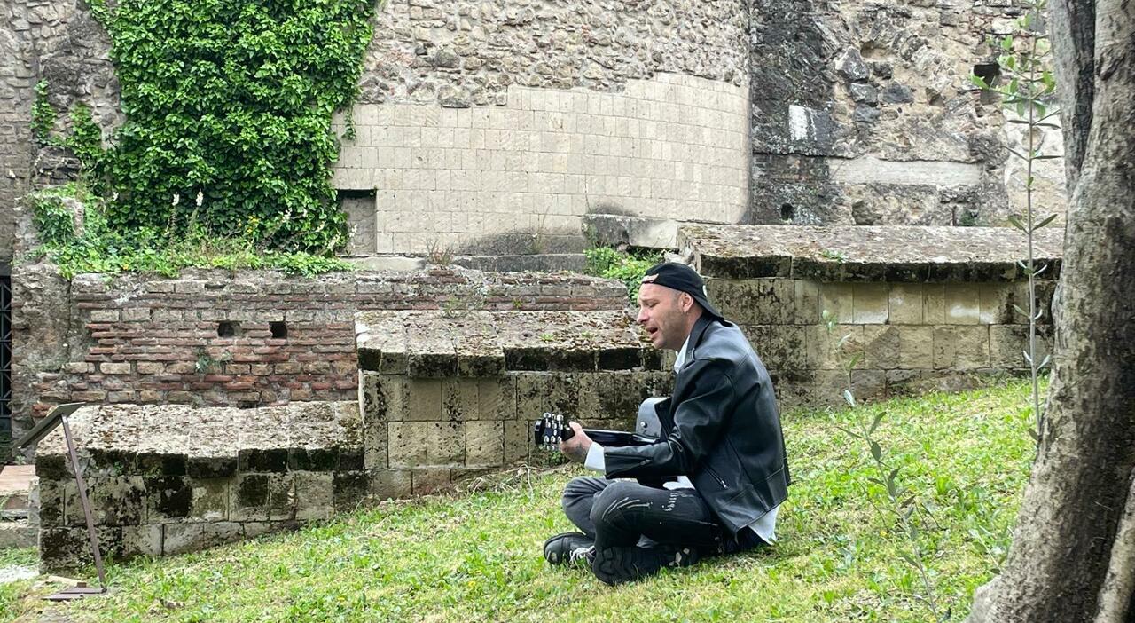Cimitile, la bellezza delle Basiliche nel videoclip di Clementino