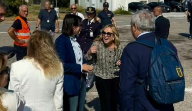 Giorgia Meloni in Calabria, sullo stesso volo anche Schlein. Lo scambio su Flotilla in aeroporto: «Ti tengo aggiornata...»