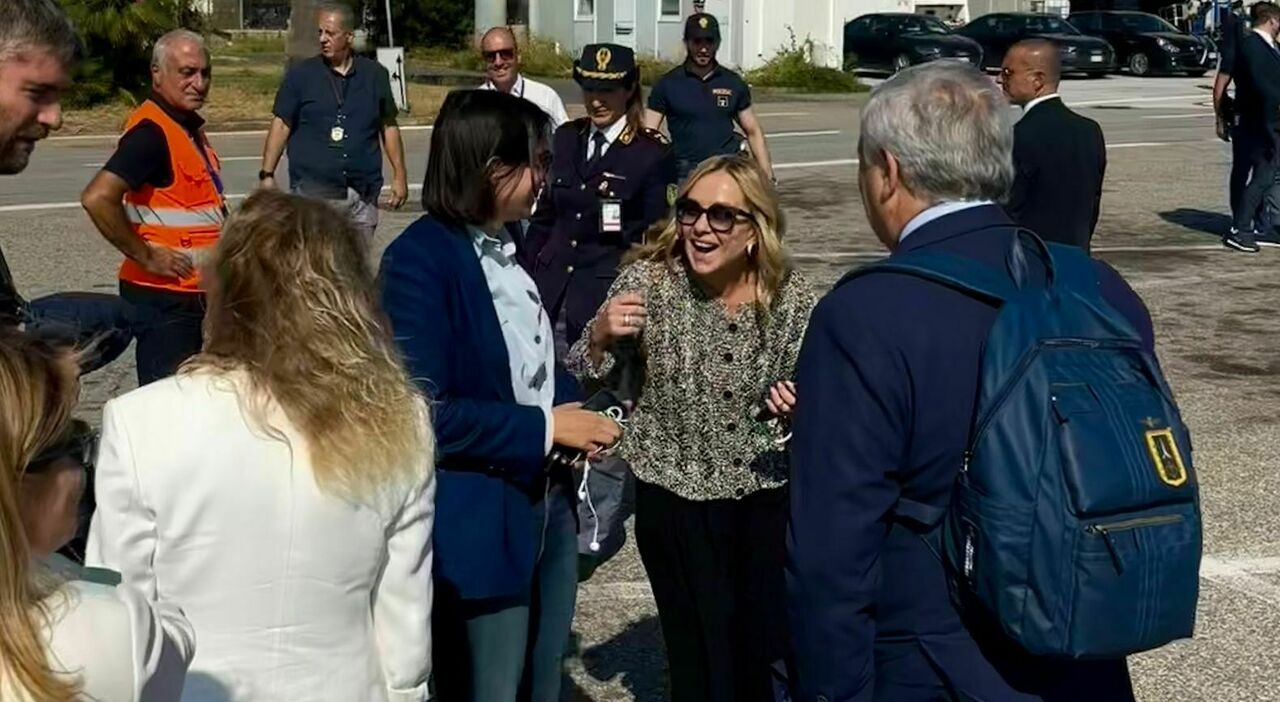 Giorgia Meloni in Calabria, sullo stesso volo anche Schlein. Lo scambio su Flotilla in aeroporto: «Ti tengo aggiornata...»