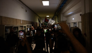 Corteo pro-Pal alla Sapienza di Roma, petardi e vernice contro il rettorato: «Per Gaza, per la Flotilla» - Il Messaggero