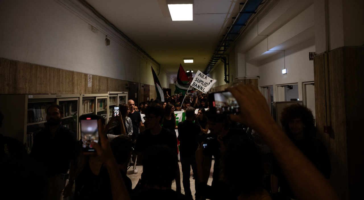 Corteo pro-Pal alla Sapienza di Roma, petardi e vernice contro il rettorato: «Per Gaza, per la Flotilla» - Il Messaggero