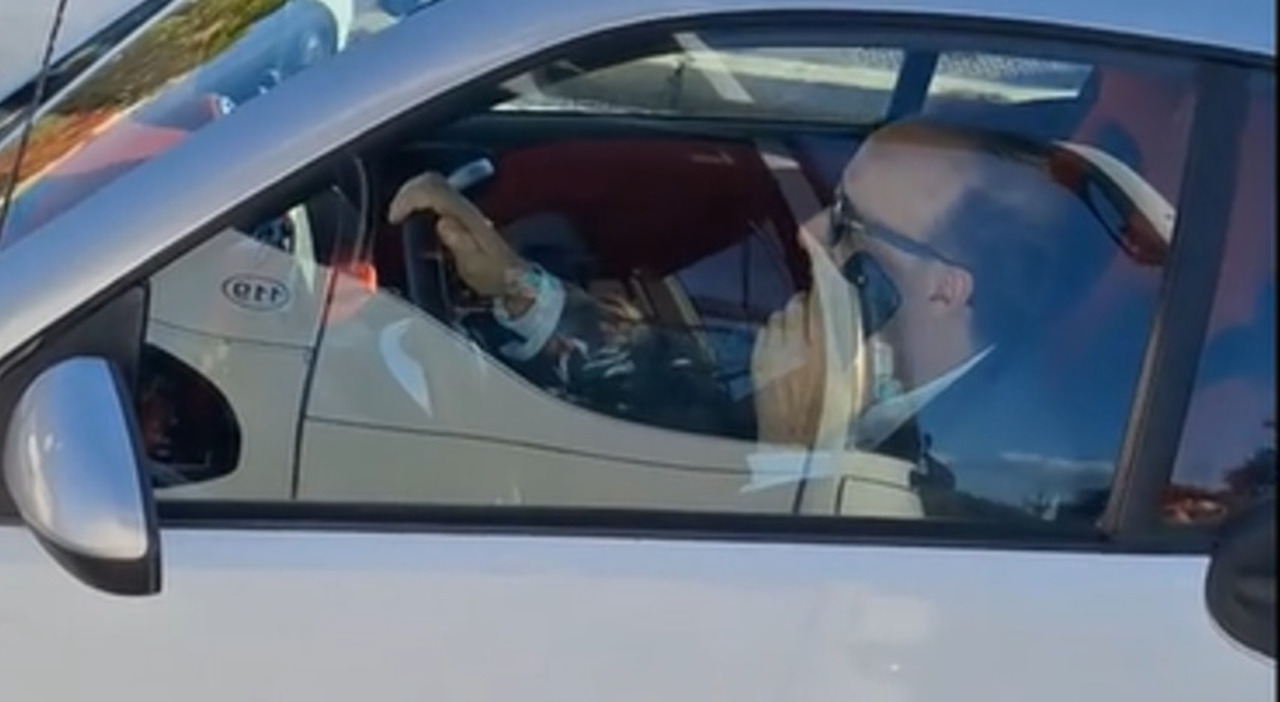 Roberto Benigni guida per le strade di Roma (senza cintura e al telefono), fan lo salutano ma lui li ignora. È polemica: «Proprio uno del popolo»