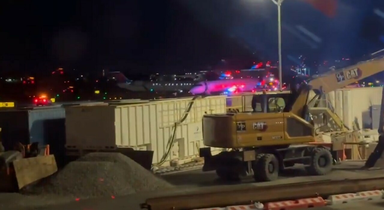 Incidente aereo a New York, due jet si scontrano sulla pista dell'aeroporto LaGuardia: a bordo 93 persone